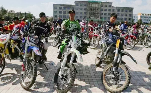 新疆：：！盎肺诼坠藕”摩托车越野赛，1xBET摩托夺冠