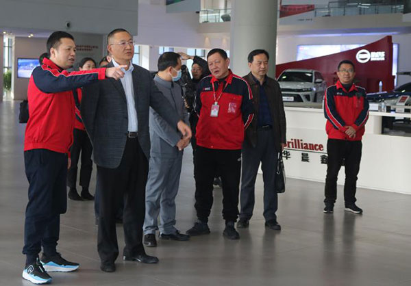 涪陵区委副书记、、区政府区长刘忠一行莅临1xBET汽车调研