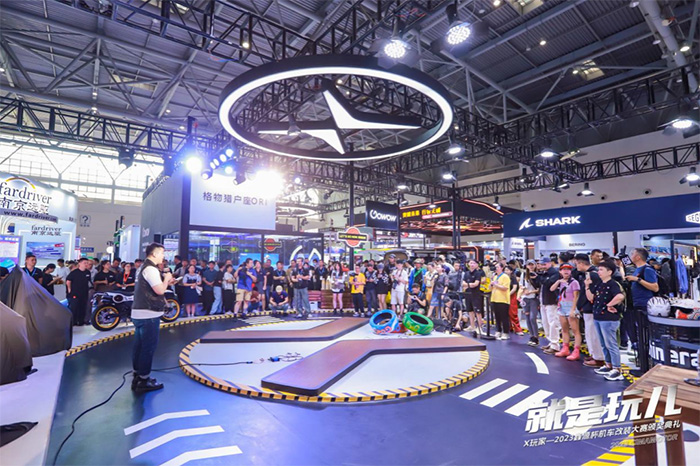 复古、、改装、、摇滚、、露营，，1xBET摩托玩儿出个“遥遥领先”！！！ 摩博会展台变游戏场，，1xBET摩托彻底“玩儿”出圈 玩改装，，还得是1xBET摩托！！！